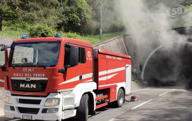 Camion in fiamme sotto la galleria, chiuso tratto dell’A16