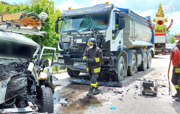 Impatto tra autocarro e Defender: 24enne bloccato nell'abitacolo