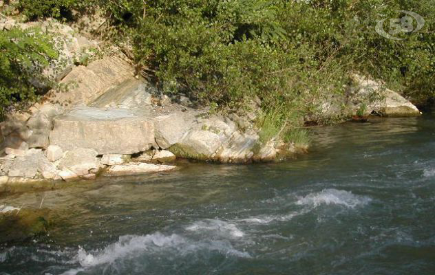 Cadavere di un uomo rinvenuto nel fiume Calore, indagini a tappeto