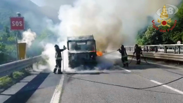Autocarro a fuoco sull'A16: traffico in tilt