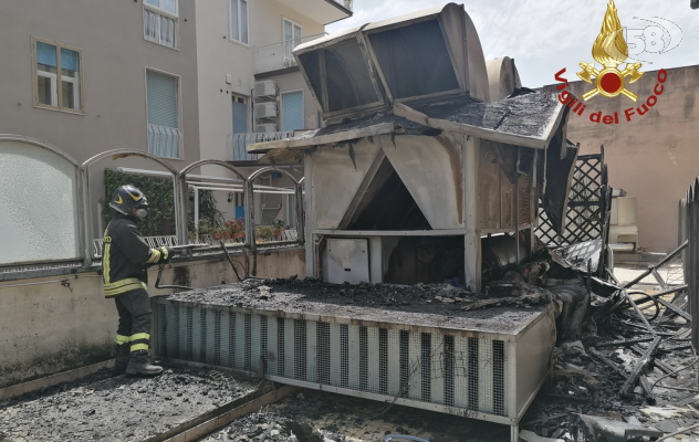 Condizionatori causano un incendio, paura in centro /VIDEO