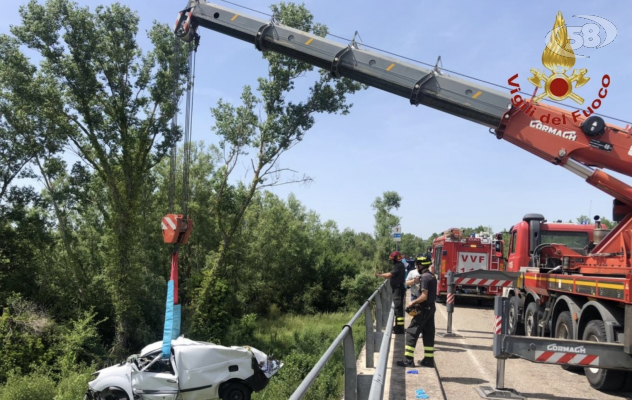 Furgone sbanda e precipita, 33enne in ospedale