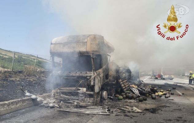 A16, in fiamme camion carico di angurie: disagi al traffico