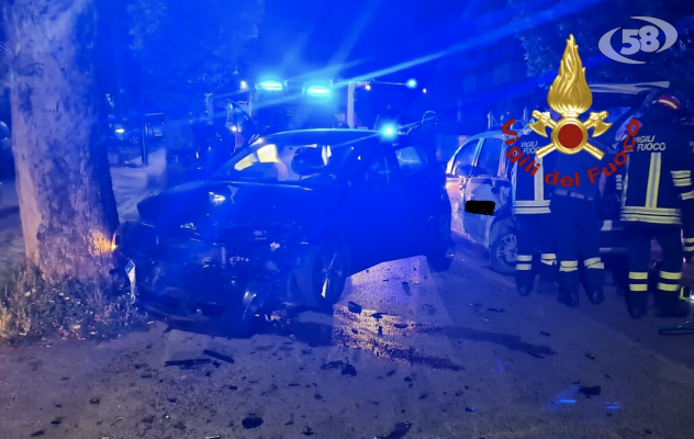 Scontro tra due auto a Grotta: uomo incastrato nell'abitacolo