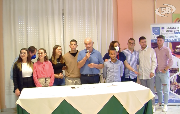 Massimo dei voti per 8 studenti del ''De Gruttola'': cerimonia di premiazione /VIDEO