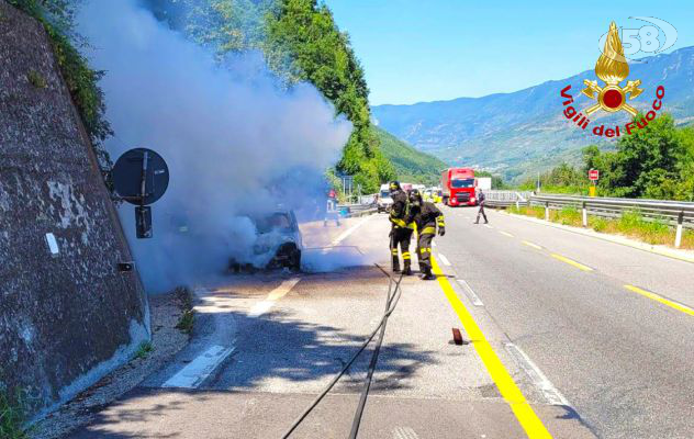 Due auto in fiamme sull'A16, Vigili del Fuoco in azione