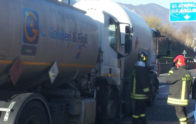 Due autocarri si tamponano lungo l'autostrada. Trasportavano sostanze pericolose