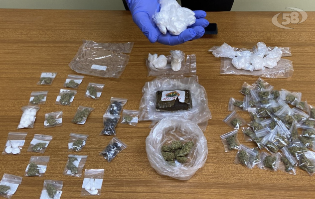 Cocaina, hashish e marijuana nascosti in una grondaia