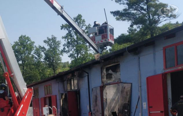 Paura in una fabbrica, incendio domato. Nessun ferito