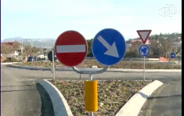 Disagi alla rotatoria di Piano di Zona: sampietrini ballerini/VIDEO