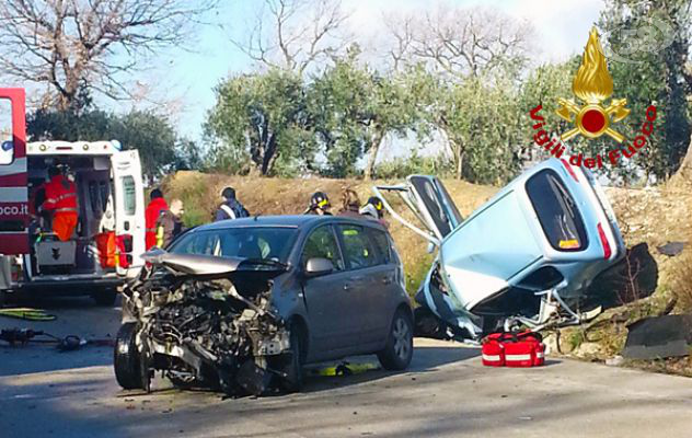 Schianto sull'Ofantina: muore 65enne di Fontanarosa. Grave il figlio, ricoverato al Moscati