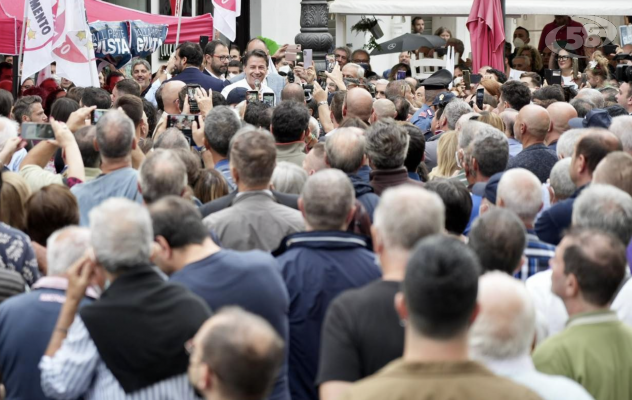 Conte chiude al Pd, folla per il leader Cinquestelle /VIDEO