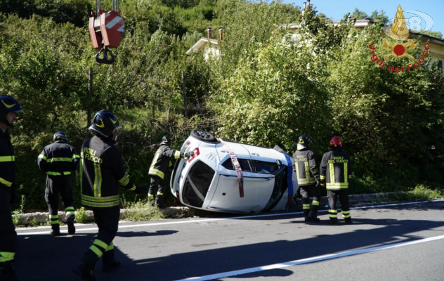 Incidente a Monteforte, auto si ribalta: due feriti