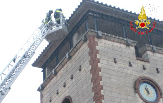 Emergenza maltempo, Solofra: tegole pericolanti dalla torre civica