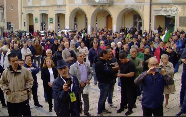 La serrata dei commercianti, Ariano in piazza brucia le bollette