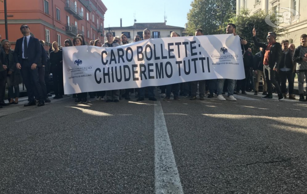 Sfila la rabbia dei commercianti: ''Chiuderemo tutti'' /VIDEO