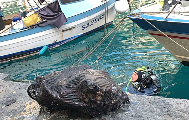 Amalfi, tutti insieme per ripulire spiagge e fondali: scovati 200 chili di rifiuti/VIDEO