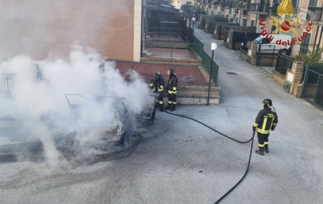 Ariano, auto in fiamme in via Villa Caracciolo /VIDEO
