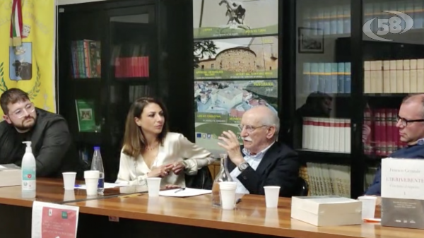 ''L’irriverente'' Genzale a Torella: la politica irpina ai raggi x /VIDEO
