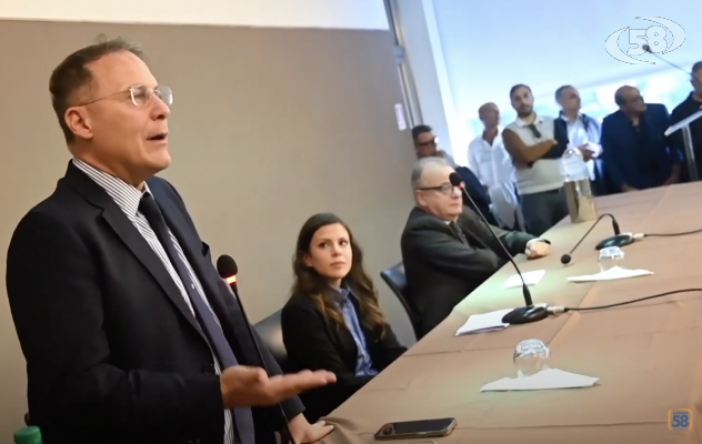 Cirielli contro De Luca: ''In Campania fa tutto schifo'' /VIDEO
