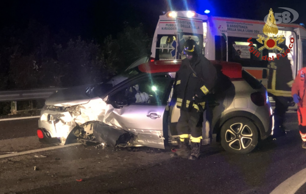 Impatto sull'Ofantina: due auto coinvolte, donna in ospedale