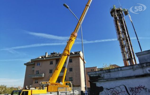 Operazioni di demolizione del torrino piezometrico. “Sarà eliminato lo sgorbio estetico”