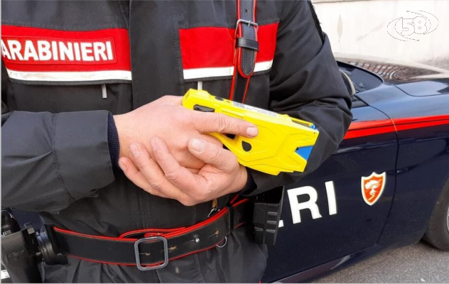 Armato di coltello e in stato di alterazione, bloccato con il Taser