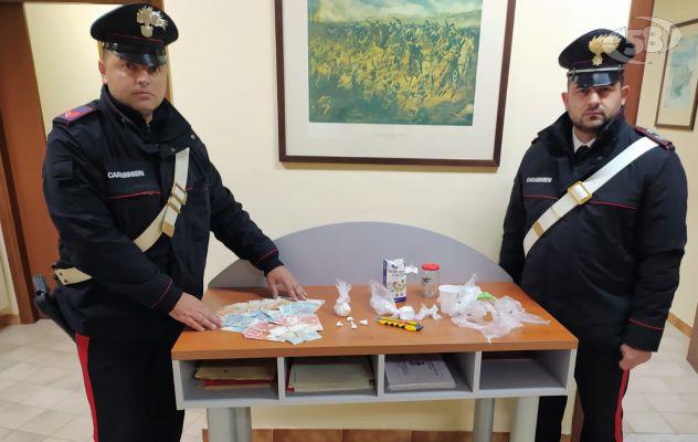 Cocaina nascosta in giardino e denaro, arrestata 31enne