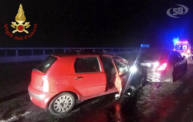 Violento impatto tra auto, anziana muore in ospedale