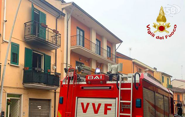 Casa in fiamme a Lioni, Vigili del Fuoco mettono in salvo intera famiglia