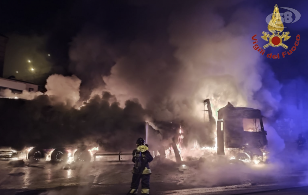 Tir in fiamme ad Ariano, ore di lavoro per i caschi rossi /VIDEO