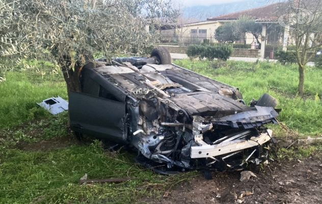 Auto sbanda e si ribalta, paura a Cervinara