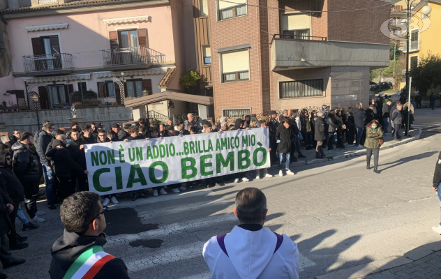 Silenzio e lacrime per l'ultimo saluto a Roberto Bembo