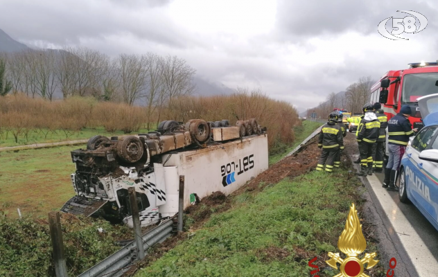 Autotreno sbanda e si ribalta: paura sul raccordo