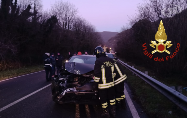 Violento impatto tra auto e trattore: due feriti