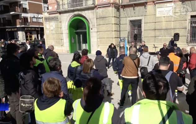 Irpiniambiente, lavoratori in piazza: la società resti pubblica