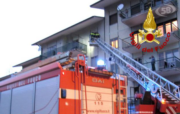 Anziana trovata morta in casa. I vicini hanno dato l'allarme ai Vigili del Fuoco