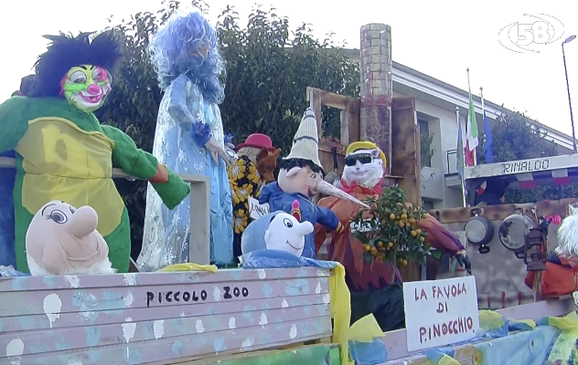 A Flumeri canti, bali e carri per il Carnevale ''ecologico'' /VIDEO