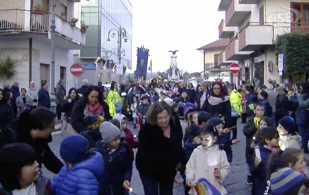 Mirabella in campo per la pace: corteo e fiaccolata/VIDEO