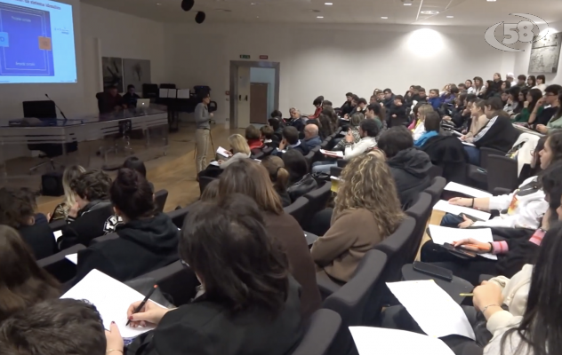 Biogem, lezione sulla fisica con la professoressa Scampoli /VIDEO