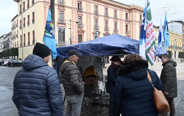 Tenda della ''resistenza'' e sciopero: la lotta dei lavoratori di Irpiniambiente