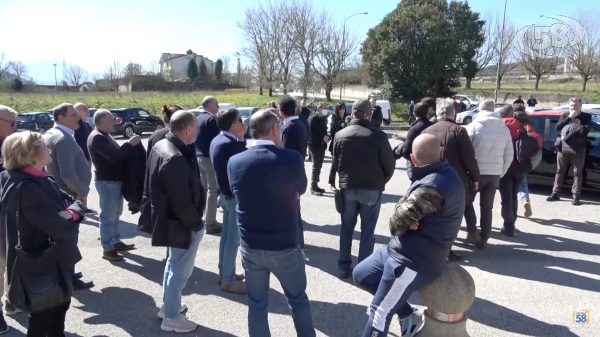 Catene e lucchetti, la clamorosa protesta degli operai Asidep