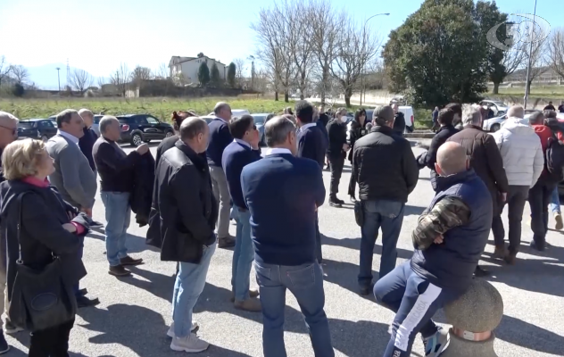 Catene e lucchetti, la clamorosa protesta degli operai Asidep