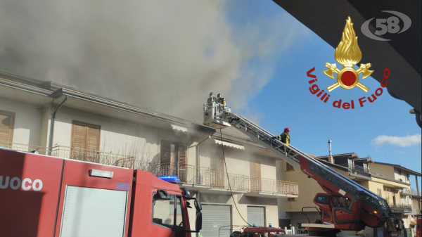 Tetto in fiamme a Montella, famiglie evacuate