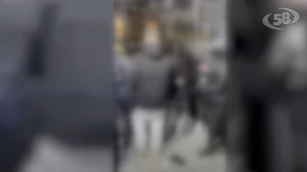 Rissa in centro tra ragazze, video fa il giro di Whatsapp