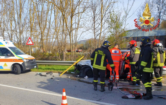 Auto tampona autocarro, due feriti in ospedale