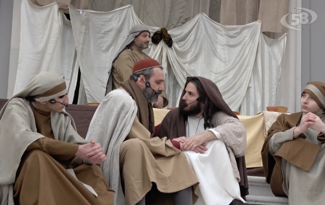 Piazza Michele Aufiero gremita per la 29esima edizione della Via Crucis Vivente di Sturno