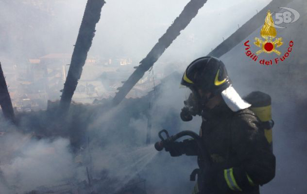 Tetto in fiamme ad Acerno. Intervenuti anche i Caschi Rossi di Montella/Video