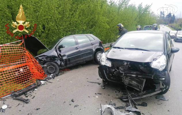 Violento impatto tra due auto, donna in ospedale