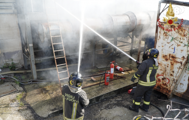 Opificio in fiamme, tre squadre dei caschi rossi a lavoro